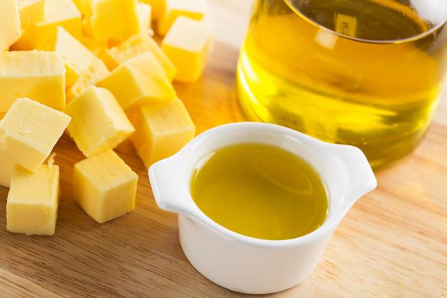 Même les chefs le font, mais cette astuce pour empêcher le beurre de brûler ne sert à rien : voici pourquoi