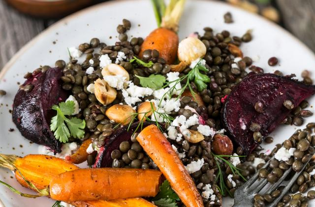 Salade de lentilles aux betterave et carotte rôties, feta et noisettes. Adobestock
