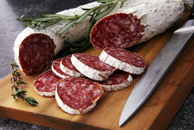 Rappel produit : ces saucissons secs, vendus partout en France, contiennent sûrement du plastique !