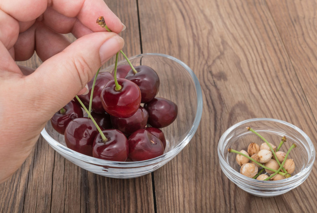 Comment dénoyauter des cerises facilement ?