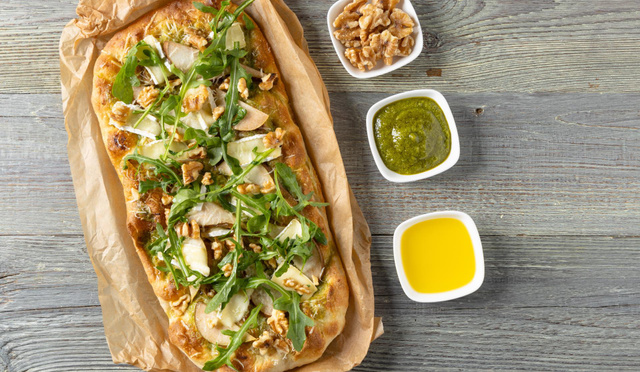 Cet été, oubliez la pizza et misez plutôt sur la pinsa à la feta et aux figues, un vrai régal !