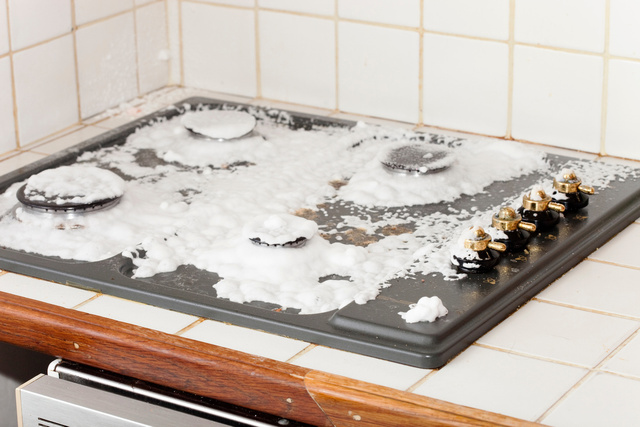 Plaques de cuisson : la technique rapide pour les dégraisser sans effort