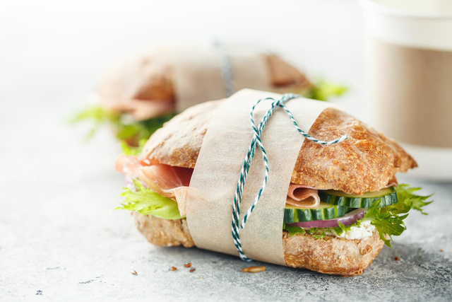 Sandwich jambon, concombre, pickles d’oignon rouge et fromage frais : la recette idéale pour un pique-nique pendant les vacances !