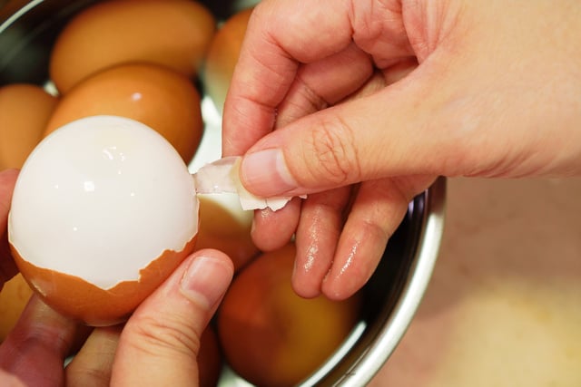 Comment écaler des œufs durs facilement sans les abîmer ?