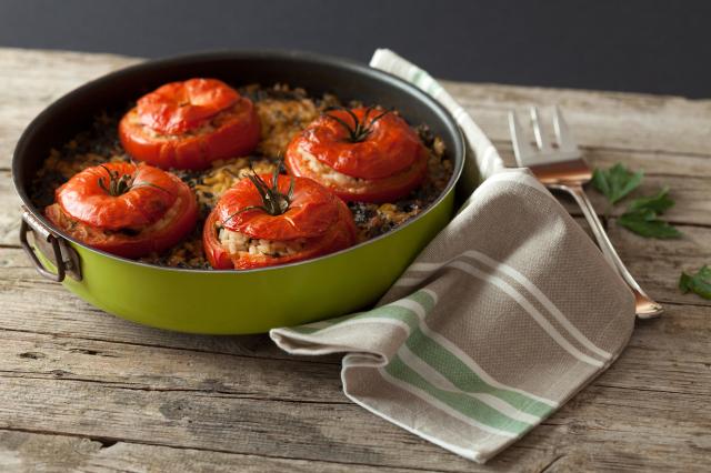 Le secret de tomates farcies riches en goût. Adobestock