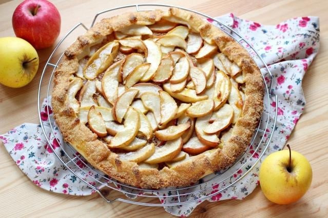 “Délicieuse et tellement vite faite” : la tarte rustique aux pommes et noisettes que tout le monde adore