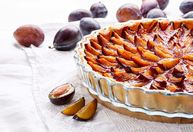 Julie Andrieu dévoile sa tarte aux prunes « pour une transition en douceur » idéale en automne