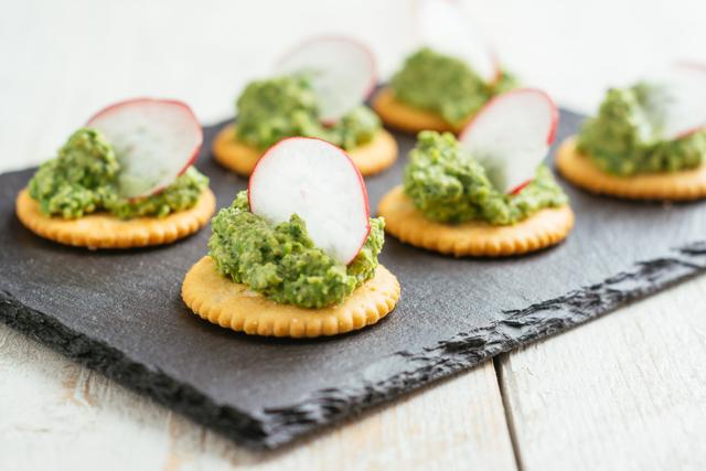 Ne jetez pas vos fanes de radis, cuisinez-les ! - Adobestock 
