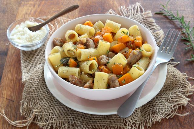 Pâtes à la butternut et saucisse. Silvia Santucci