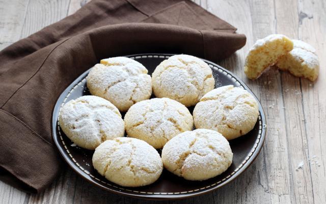 “Ils sont inratables et super bons !” : vous aimez le citron ? Notre recette de biscuits craquelés a conquis la communauté de 750 g avec une note de 4.8/5 !