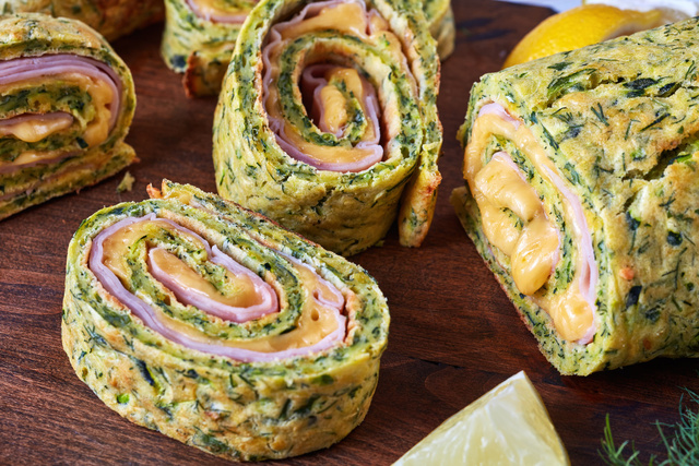 Omelette roulée aux herbes, jambon et fromage fondu : la recette bluffante pour l’apéritif