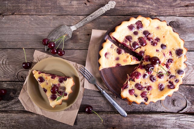 "Cette recette, je l'ai piquée chez Alain Ducasse" : Hélène Darroze partage la recette de clafoutis aux cerises qui fait l'unanimité