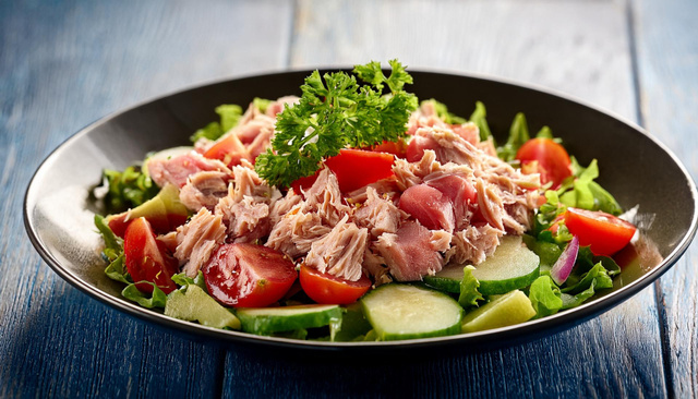 On a trouvé notre nouvelle salade de tomates préférée pour l’été à faire avec du thon en boite et des câpres