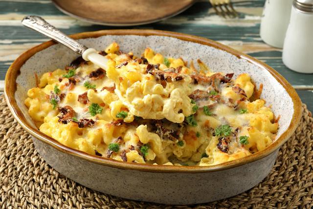 Gratin de pâtes : l’ajout de cet ingrédient qu’on a tous dans le frigo peut le rendre simplement irrésistible