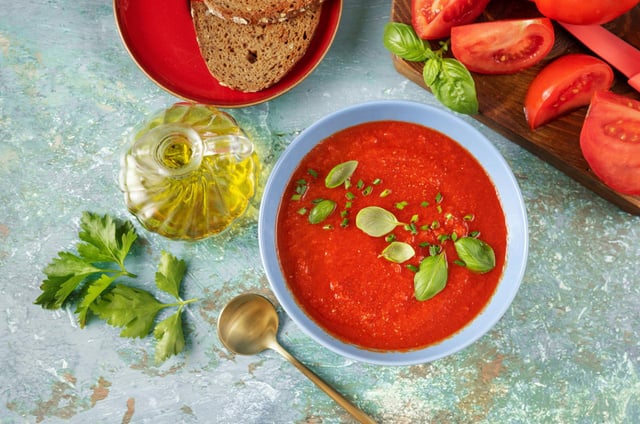 Oubliez la poubelle : le secret de ce chef pour recycler vos tomates et votre basilic fatigués
