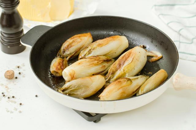 “Le meilleur moyen, c’est…” : ce chef dévoile son astuce pour enfin aimer les endives !