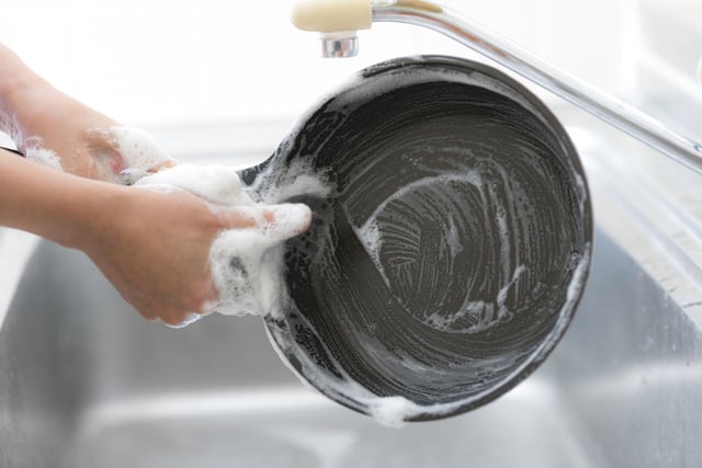 Comment retirer le léger film de gras sur les poêles ? Adobestock