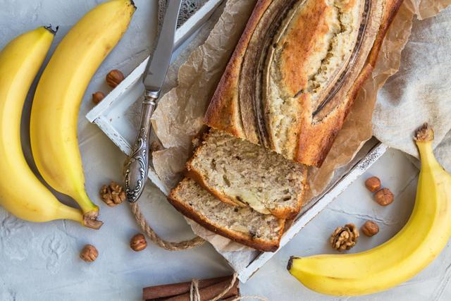 “J'ai essayé plusieurs recettes de banana bread et pour moi celle-ci est la meilleure” : notre recette notée 4.9/5 par nos lecteurs vous garantit de vous régaler !