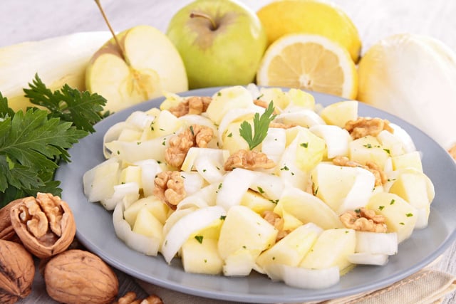 Raclette, tartiflette, croziflette : voici quelques idées de salades pour accompagner ces plats copieux !