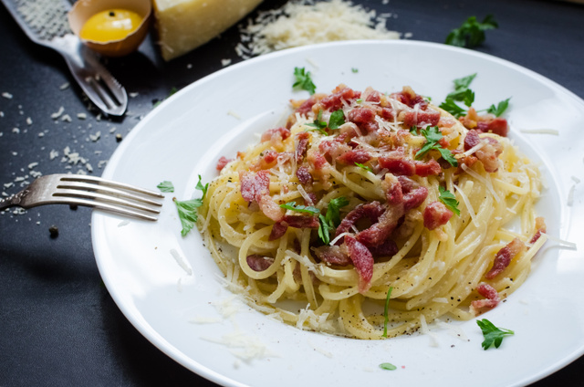 Spaghetti aux lardons, au persil et au parmesan. Adobestock