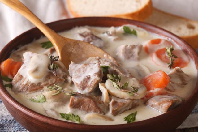 "Je fais une blanquette de veau un peu spéciale" : Le chef Yannick Alleno partage sa recette de la blanquette de veau printanière !