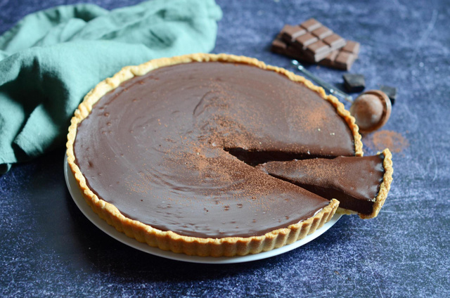 Granuleuse, trop liquide, pas assez lisse… : voici les conseils de notre chef pour réussir la ganache de sa tarte au chocolat très facilement !