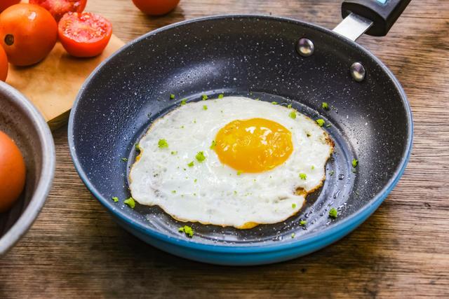 Cette astuce surprenante permet de cuire un œuf au plat sans une goutte d’huile (et ça marche vraiment)