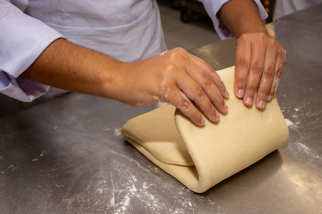 La pâte feuilletée est longue à faire. Adobestock