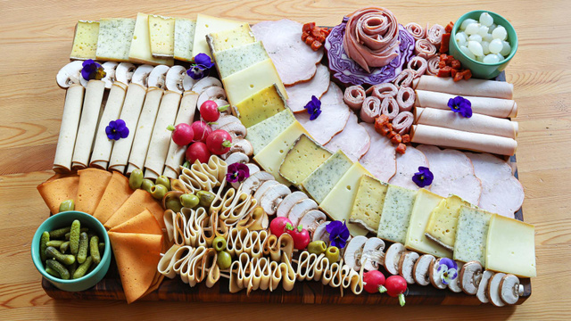 Raclette party : nos astuces pour réaliser un plateau de charcuterie parfait