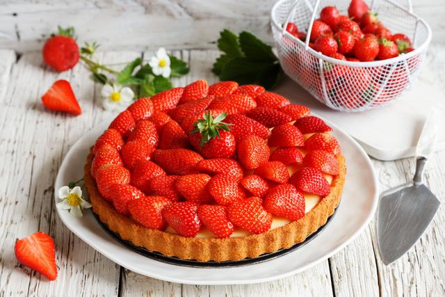 “Une version légère et tout aussi savoureuse ” : une diététicienne partage sa recette idéale de tarte aux fraises
