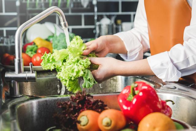 Ce légume qu’on utilise tout le temps sans le laver est pourtant l’un des plus contaminés par les pesticides