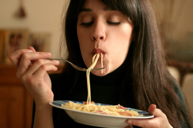 Faire du bruit en mangeant donnerait plus de goût aux plats