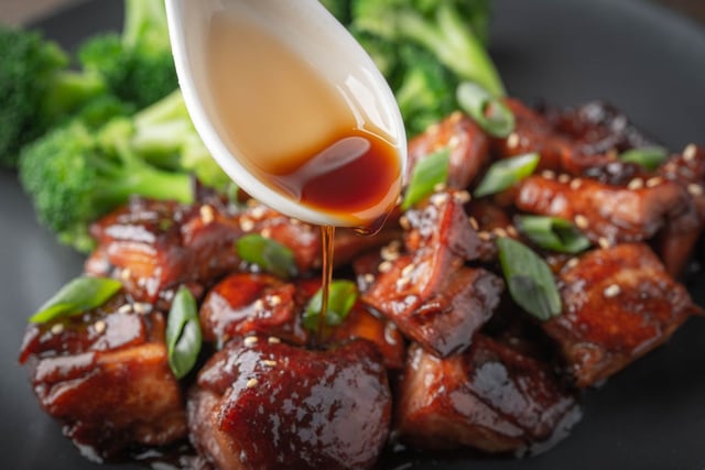 Et si vous faisiez votre sauce Teriyaki maison ? Le chef étoilé Mory Sacko vous montre comment faire !
