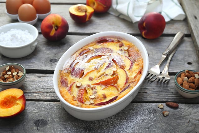 Vos pêches sont (trop) mûres ? Ne les jetez surtout pas, ce clafoutis moelleux aux amandes va les sublimer !