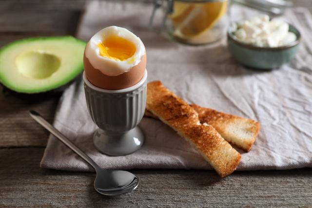 Ce trompe-l'oeil d’oeuf à la coque est le dessert qu’il vous faut pour bluffer vos convives à Pâques