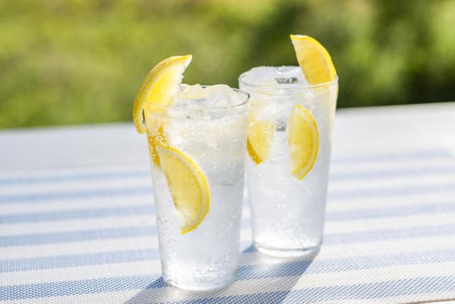 Buvez beaucoup d'eau pour digérer. Adobestock