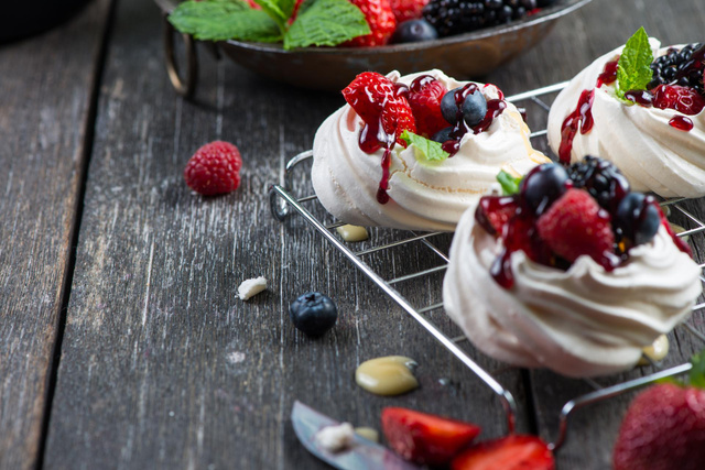 François-Régis Gaudry dévoile les secrets de la Pavlova, ce dessert léger à décliner au fil des saisons