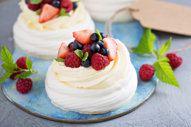 Vous connaissez la pavlova ? Voici sa version roulée, encore plus simple imaginée par Julie Andrieu