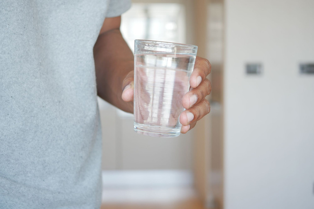 Fini les traces blanches sur vos verres avec ce liquide de rinçage maison qui ne coûte que quelques centimes !