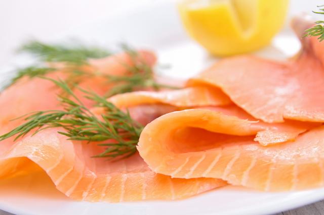 Carpaccio de saumon aux baies roses et citron. Adobestock