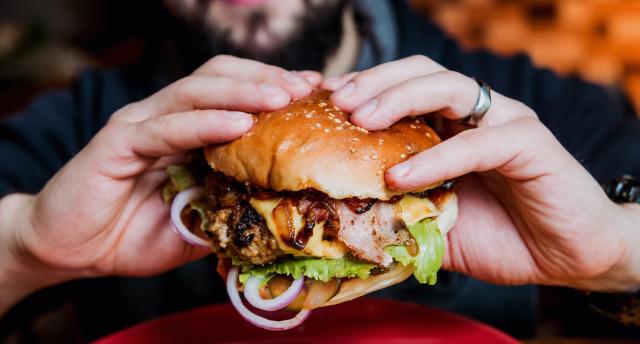 Les aliments gras ou sucrés provoquent-ils de l'acné ? Adobestock