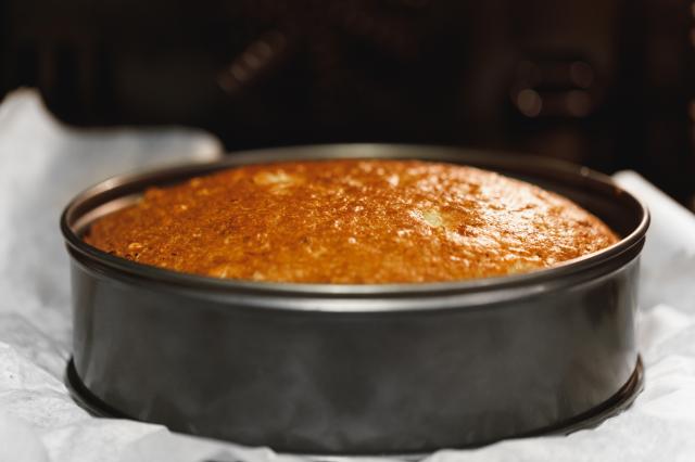 Cette astuce à connaître absolument pour démouler un gâteau facilement
