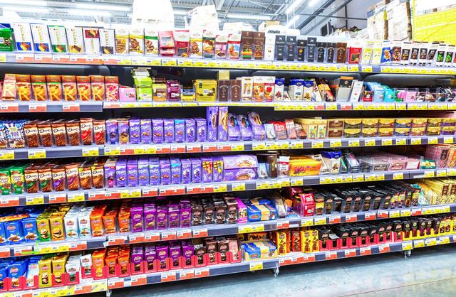 “Des emballages avec jusqu’à 68% de vide” : deux associations épinglent 5 marques alimentaires et leur lancent un ultimatum