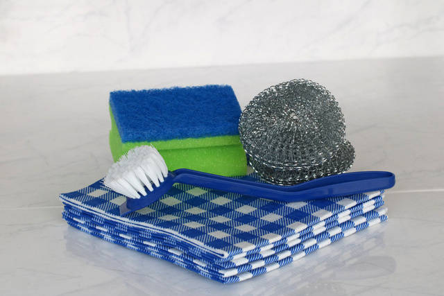 Torchon, éponge : voici la solution infaillible selon une experte pour les nettoyer et éradiquer les bactéries !