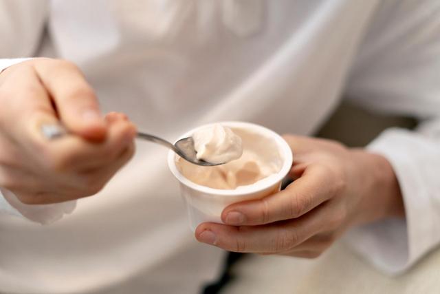 Est-ce bon de manger des yaourts protéinés au quotidien ? Ce médecin du sport répond