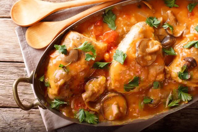 Poulet chasseur : la recette classique et pas chère à faire avec des hauts de cuisse