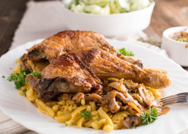 “C’est le plat du dimanche de janvier ” : Cyril Lignac partage une recette savoureuse de poulet avec des spätzle maison