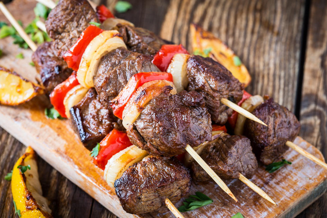 Envie de nouveauté ? Testez ces brochettes bœuf/ fromage à faire au barbecue