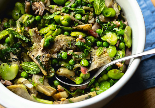 Parfaite pour la saison : Luana Belmondo partage sa recette de vignarola, une cocotte aux légumes printaniers