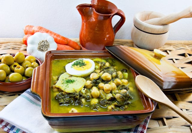 Espinacas con garbanzos (Adobe Stock)